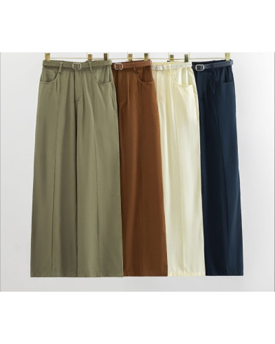 Pantalón recto con cinturón fino.