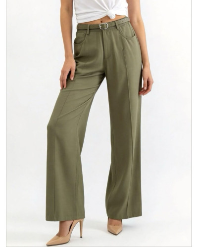 Pantalón recto con cinturón fino.