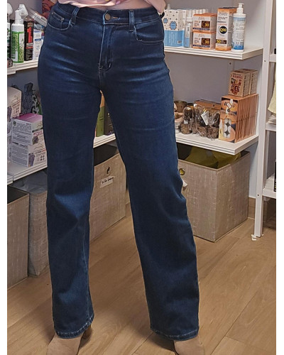 Vaquero talle alto corte recto.