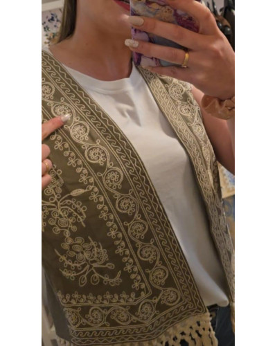 Chaleco verde caqui con bordado