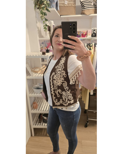 Chaleco color chocolate con bordado