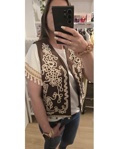 Chaleco color chocolate con bordado